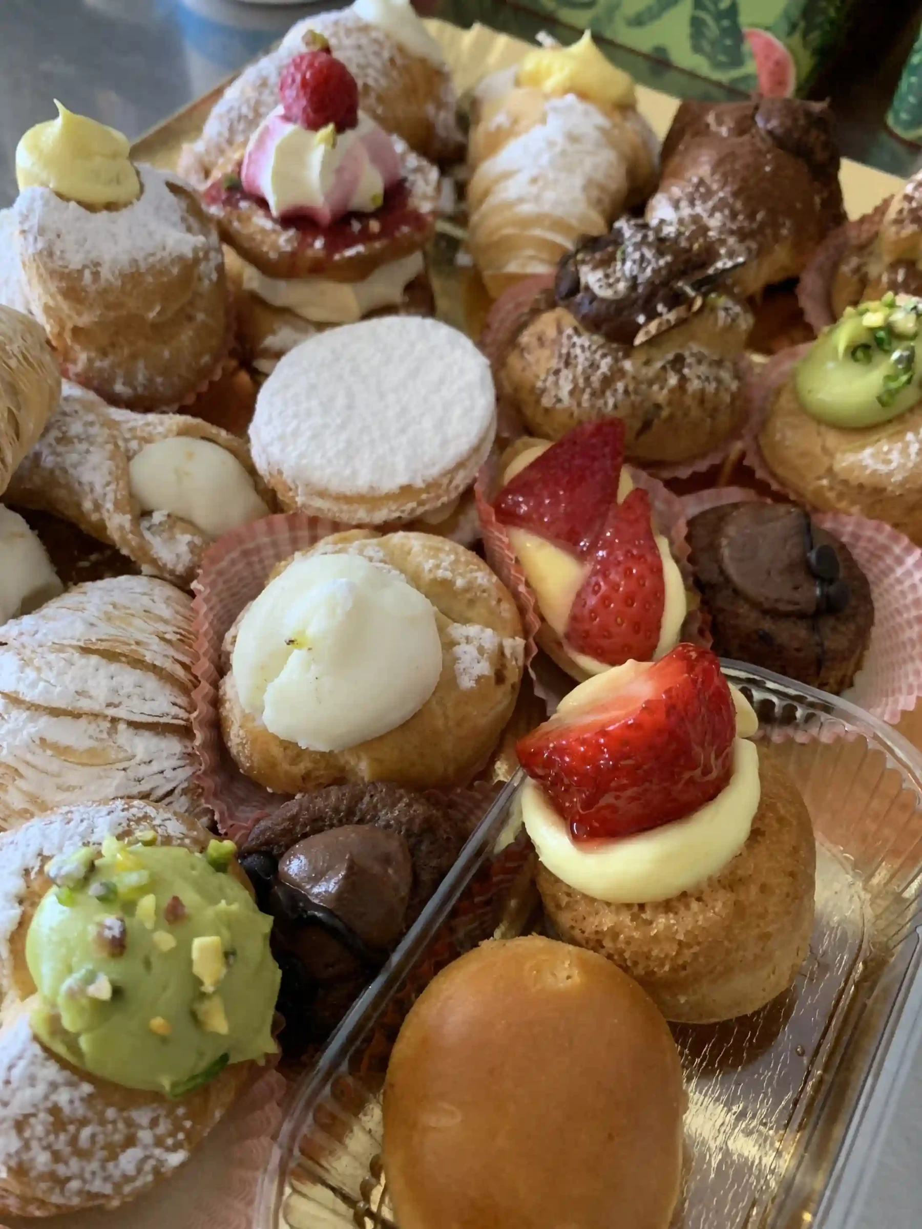 Auswahl italienischer Dolci mit Erdbeeren, Pistazien- und Schokoladencreme