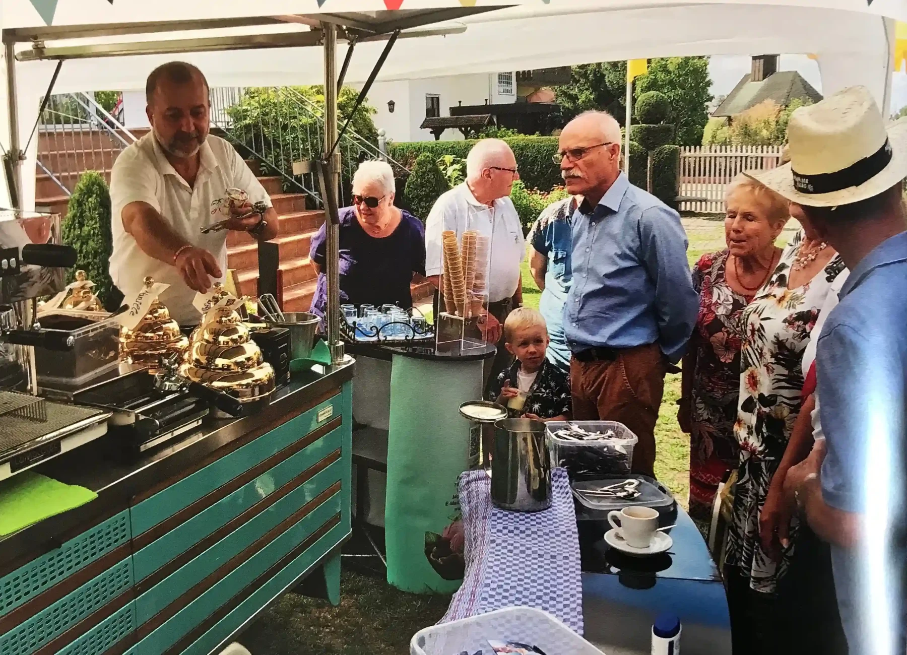 Eis- und Espressomobil von Da Rosario mit Gästen bei einer Feier